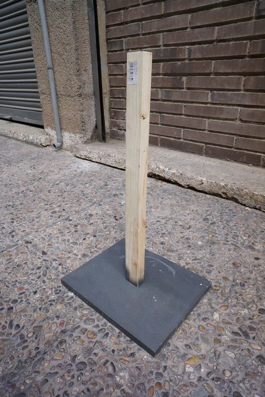 baliza señalizadora plastico-madera 100x10x12 10u base 50x30x23 (12eu.) 10u